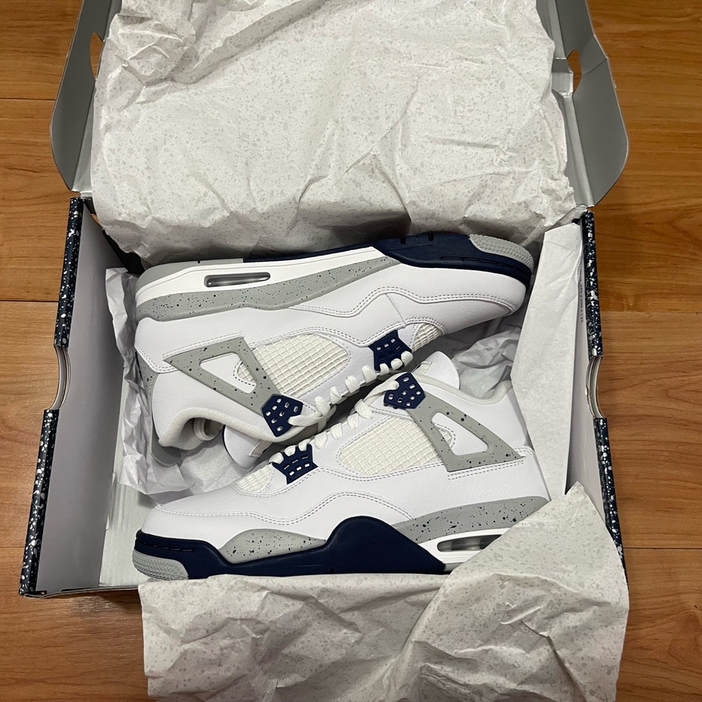 Nike air Jordan IV size 9.5 new box Retro Sneakers in White, Navy & Gray